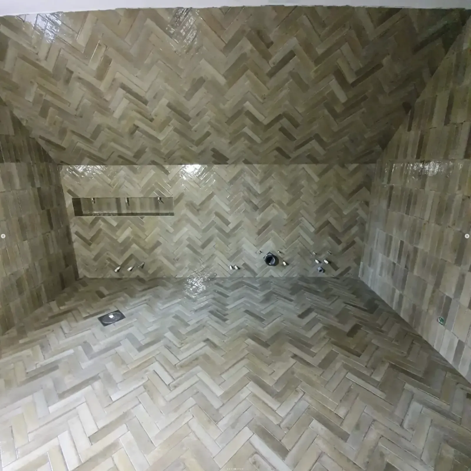 Badrumsrenovering — helhetslösning med fast projektledning och dokumenterad kvalitet — vinkel 2