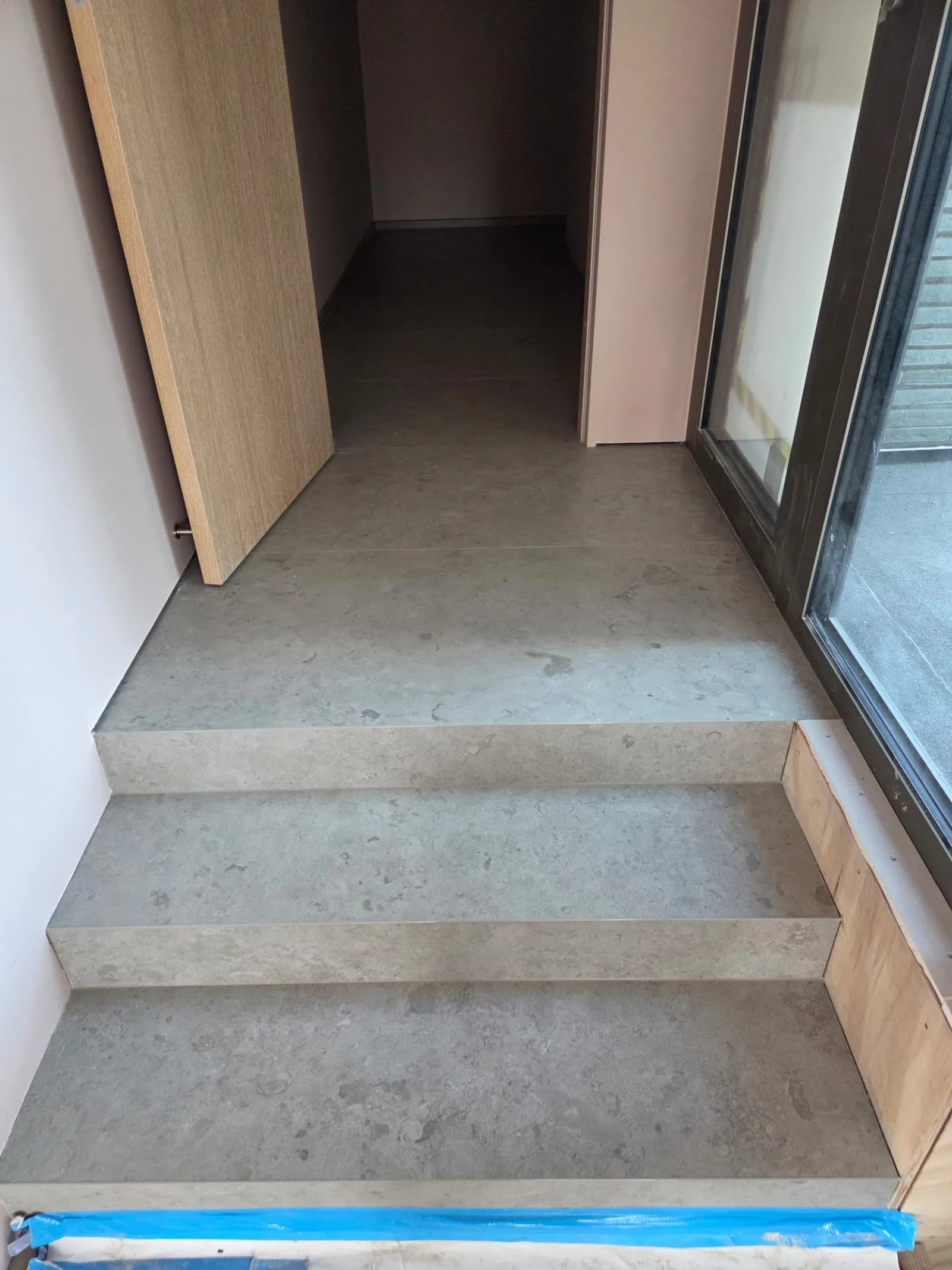 Storformat klinker på trappa och entréplan i pågående byggprojekt